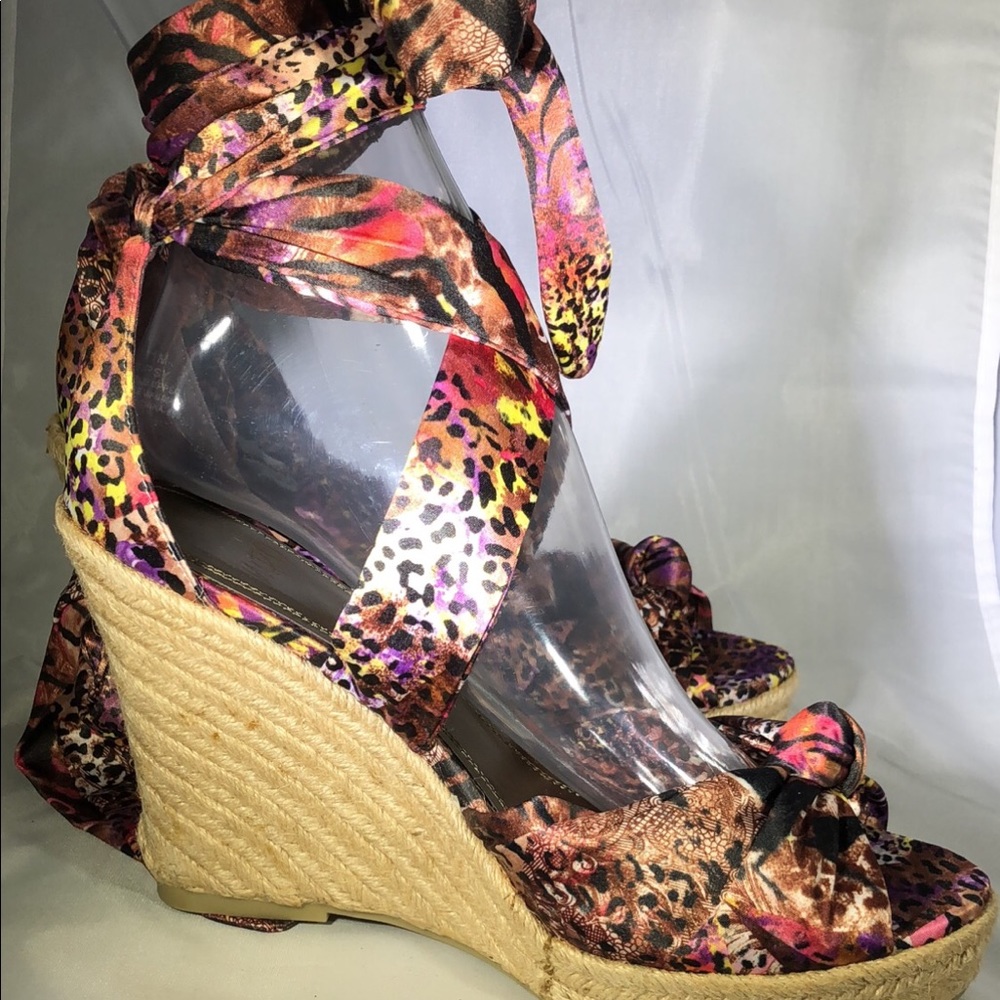Low heeled vacation wedge with silk ties.